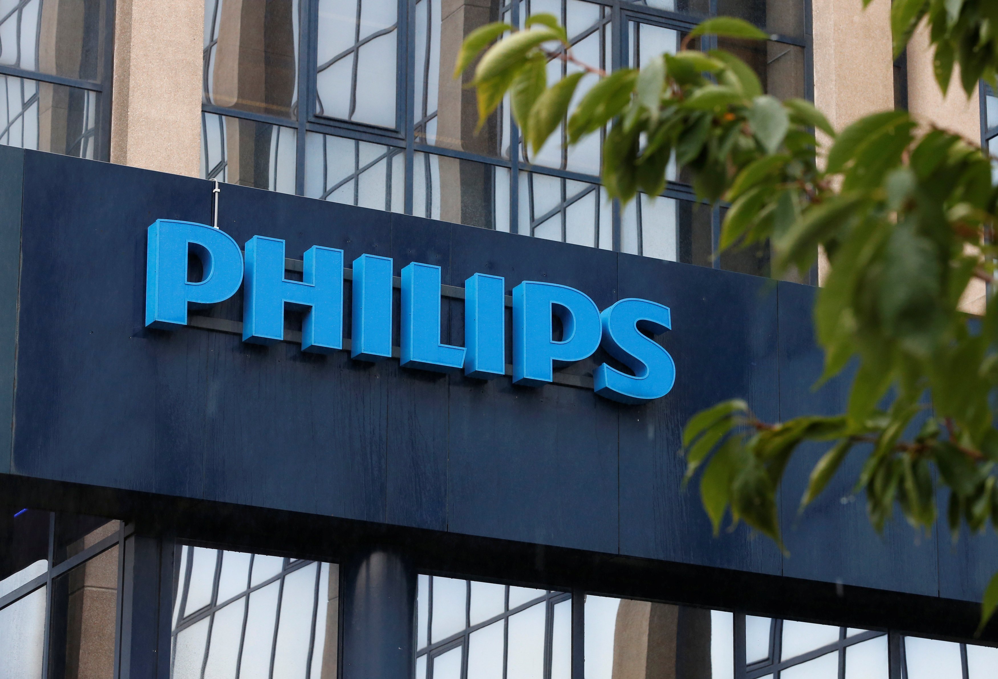 С чего начала свое производство компания philips?