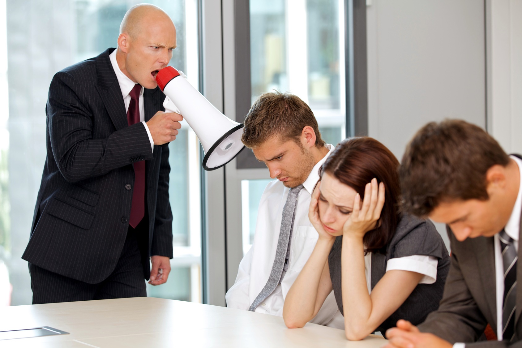 Конфликтное поведение сотрудников или как решать конфликты на работе | hurma
